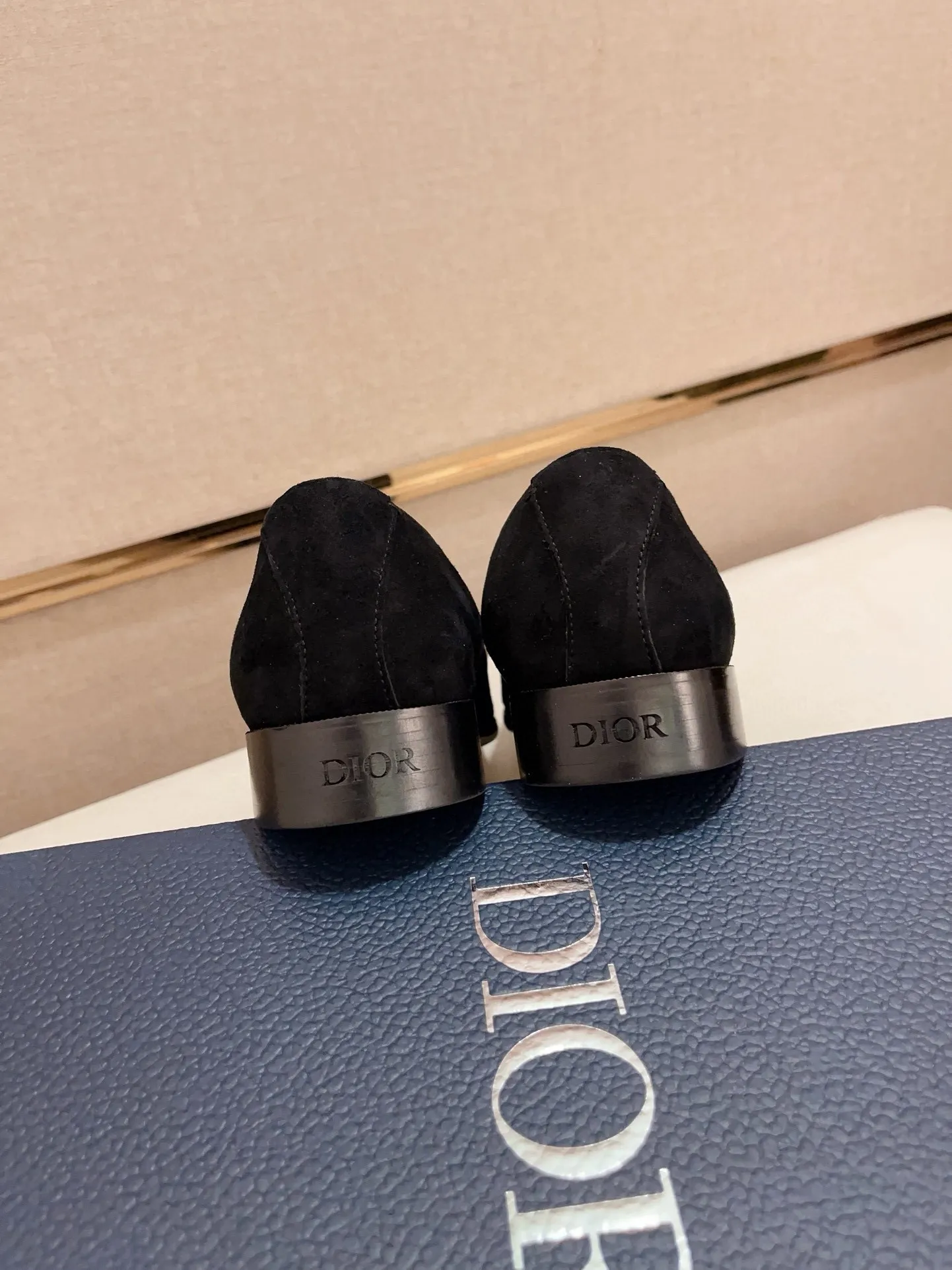 Men's shoes 💰: 540💰 High-end version of Dior Dior's new series. Famous actors and Internet celebrities wear super popular designs. The sculptures of French artist Niki de Saint Phalle are designed as rings. Material: Fabric: Imported original material. Foot: cowhide. Outsole: Rubber outsole. Men's shoe size: 38~44. Can be customized to size 45.